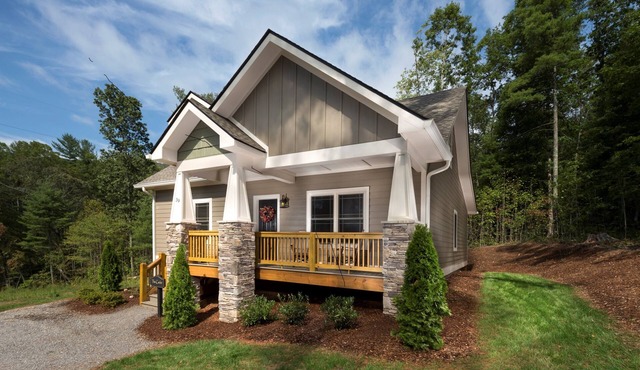 Immaculate Cottage, Clean Hot Tub, 2 Miles to Asheville