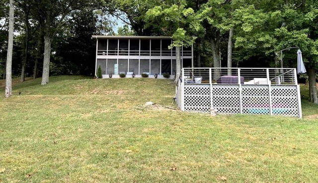 Inmerse in the Serenity of this Lakefront Cottage in Cadiz, Kentucky