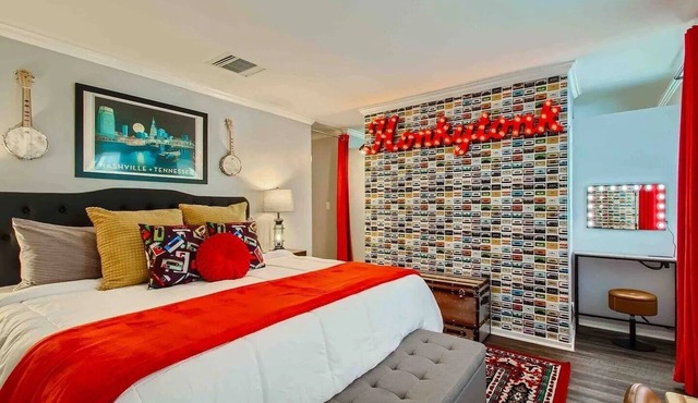 KING Bed, FREE Parking, Pool, Walk To Broadway