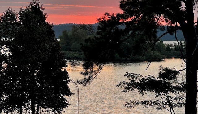 Knox Lakeside Cottage, 1 bedroom plus loft on Lake O' the Pines