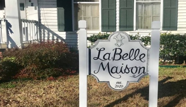 LA BELLE MAISON - Beautiful 1850 Historical home just across from Lions Park!
