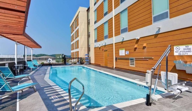Lake View Queen Studio w/Kitchen, Outdoor Pool, Breakfast & Free Parking