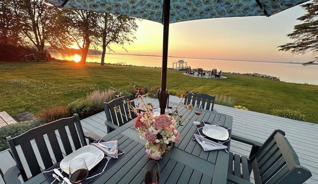Lakefront, dog-friendly house with amazing view, dock, 2 kayaks & canoe