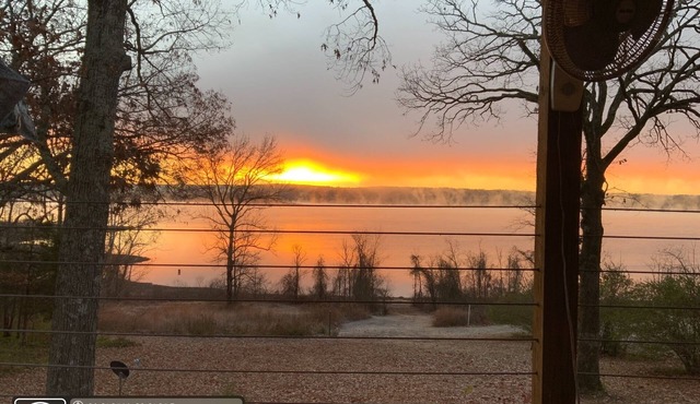 Lakefront house on Greers Ferry Lake with water access by Devil’s Fork launch