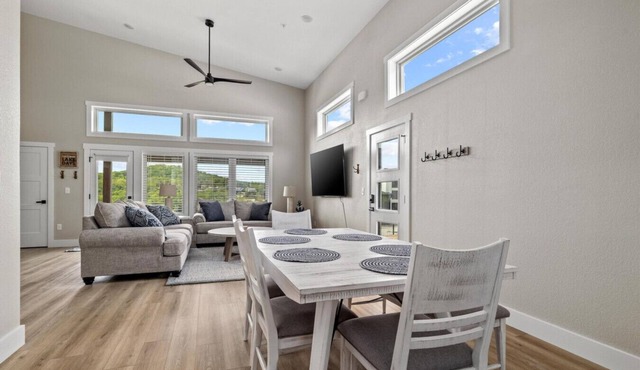 Lakefront Retreat, Swim Dock, Big Patio & Kid Fun Zone
