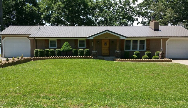 Lakefront Western Retreat + FREE Seasonal Weekday Pontoon!