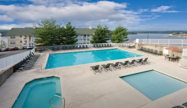 Lakeside Getaway: 1BR King Suite at Wyndham Ozarks