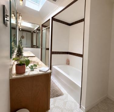 Large 3BR Home Sleeps 14 Near Everything