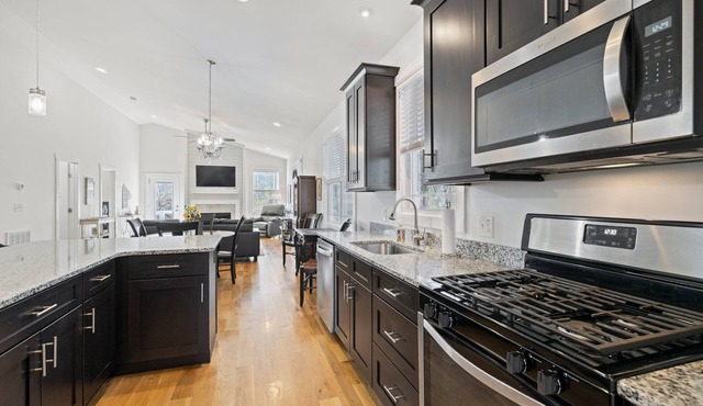 Large, Chef's Kitchen! Walk to Downtown, Breweries & the new Ecusta Trail