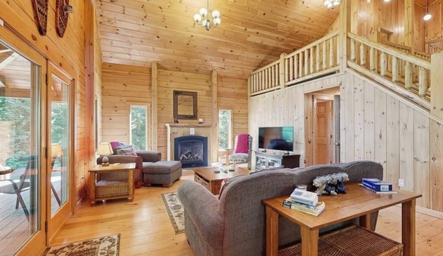 Log Cabin in the mountains near skiing, hiking & fishing