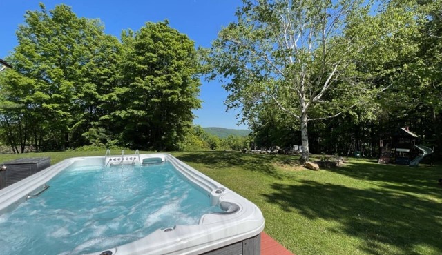Log Cabin w/Hot Tub minutes to Lake George Marina