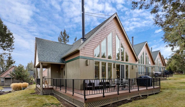 Luminous Cabin with Modern Interior and Barbecue in Redmond, Oregon