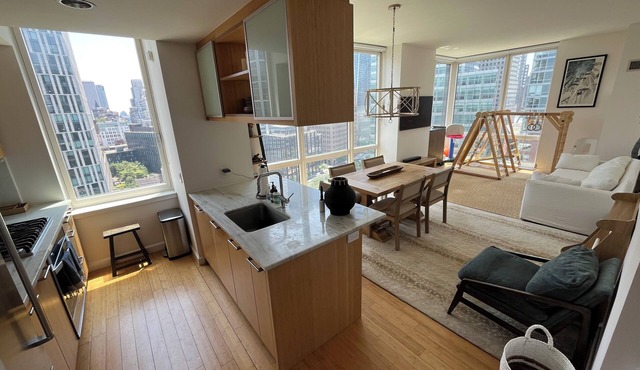 Lux apartment in Battery Park City with great views, fitness room & roof deck
