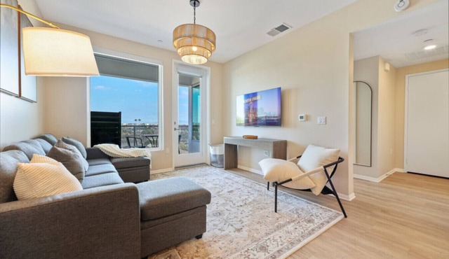 LUX North Park Modern- 2BR~King Beds~Workspaces~Parking