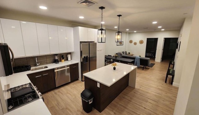 Luxurious 2 - Bedroom Gem minutes to NYC!