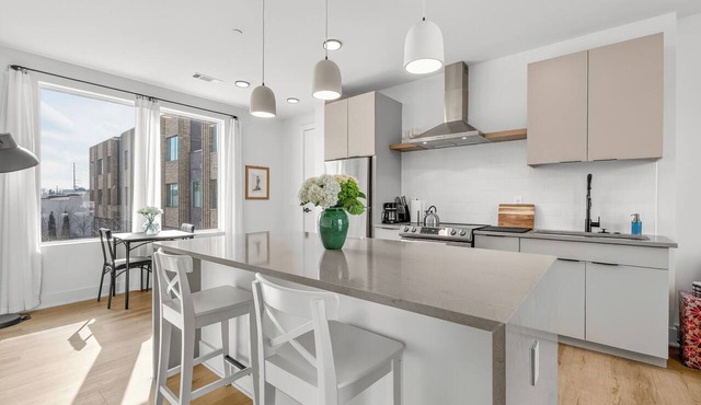 Luxury 1BR/1BA, 12 Mins to Broadway