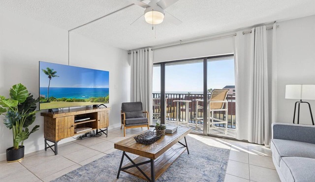 Luxury Beachfront Penthouse. Next To Pier W/Heated Pool and Private Balcony! 🌴