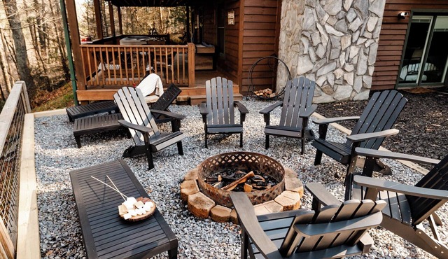 Luxury Cozy Creek 4BR Cabin, Hot Tub, Resort pool, Kids Play-set Pet friendly !