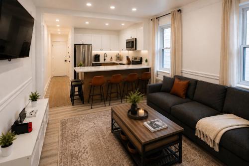 Luxury Family Apartment Sleeps 11 Manhattan Views 20 Min to Times Square
