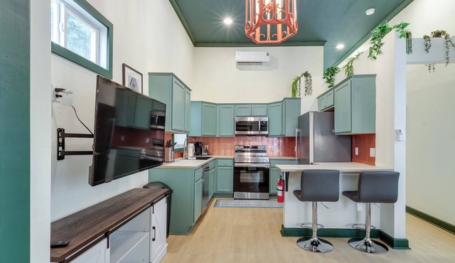 Modern, newly renovated 2-bedroom house in the Medical District