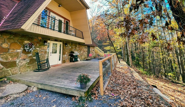 Mountain side cabin with beautiful views close to town