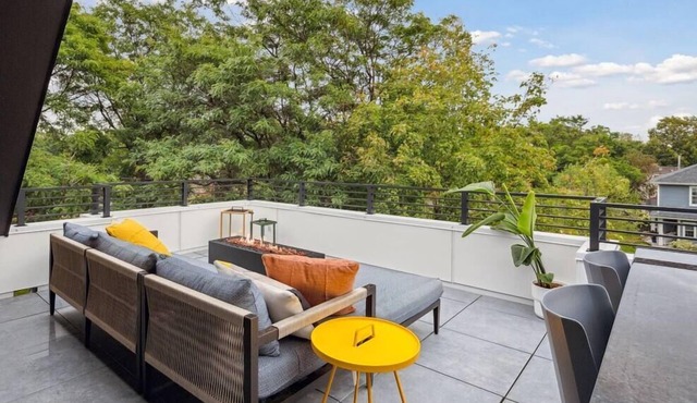 Near 2 Lakes! ROOF DECK! Walk to Restaurants!