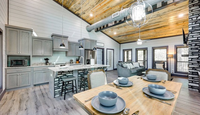 Near New Casino: Broken Bow Cabin w/Hot Tub