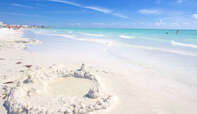 NEW LISTING! The Village Breeze II - White-sand, Pool, Beaches, Daiquiris, Seafood!
