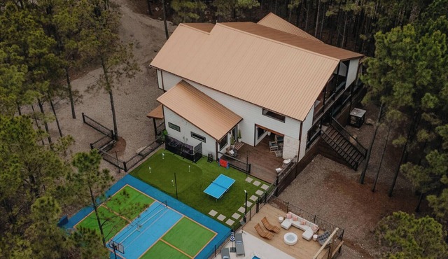 NEW Luxury Private Pool, Pickleball, Mini Golf, Outdoor Cinema