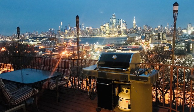 New York Skyline! Apt 5. One of a Kind View! Sleeps 12!