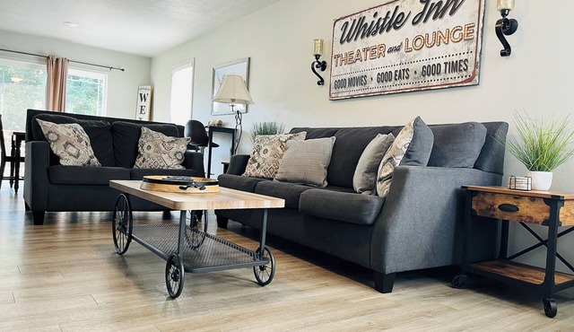 Newer Downtown Home- Walk to Landing, Scenic Railroad and Restaurants