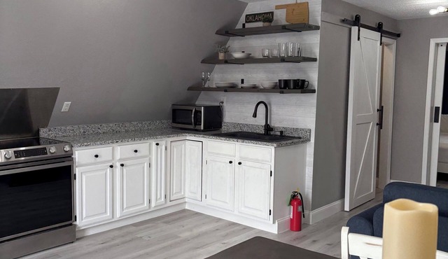 Newly remodeled 1-bedroom apartment in charming Sallisaw with AC & granite
