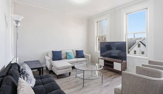 NYC Skyline Views - 3BR for 8 - Walk to Transit - Low Price