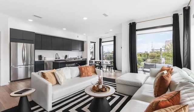 Oasis on the River with Garage Walk to Downtown