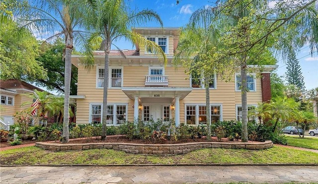 ONE Inn St. Pete: Unique 7-Room Gem, Steps from Downtown & Vinoy Park!