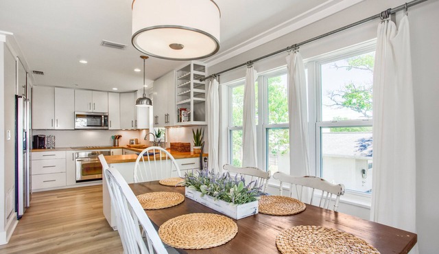 Paradise Palms | 4BR Beach House, Spa Pool, Deck, Steps to Beach, Sleeps 8
