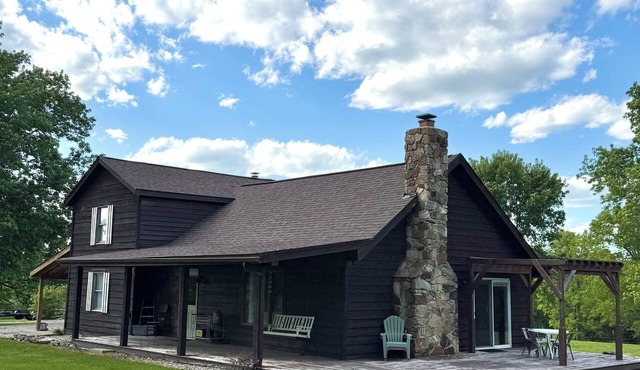 Peaceful Farmhouse Retreat - Fire Pit - Near Rivers & Wineries
