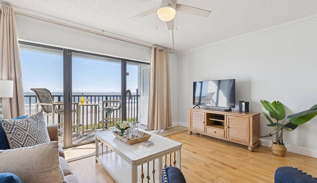 Penthouse next to the Pier. Direct ocean view. Heated pool and BBQ grills! 🌞🌴