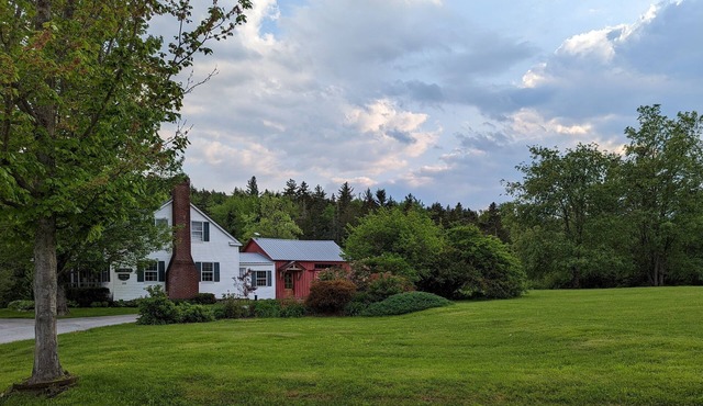 Perfect VT getaway - great for two families! Starlink Internet, Large Yard