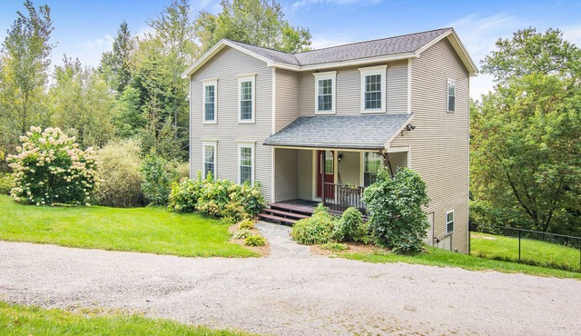 Pet friendly- 10 mins to Smugglers Notch Resort