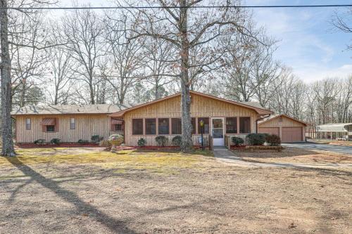 Pet-Friendly Higden Getaway < 1 Mi to Marina!