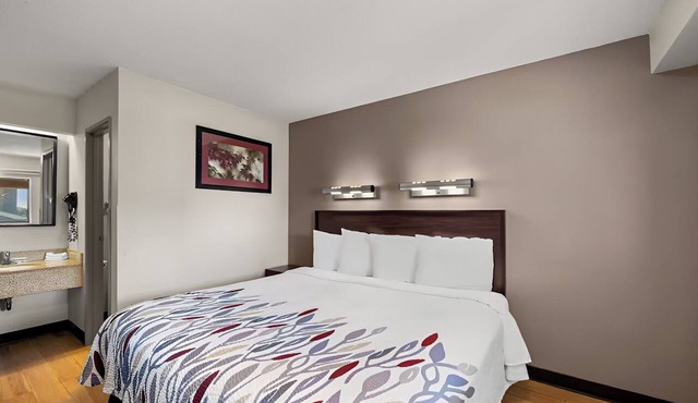 Pet-Friendly Hotel | Free Airport Shuttle | Near Six Flags & Stadiums
