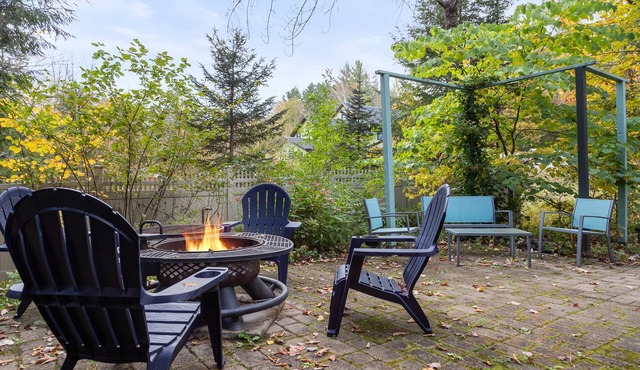 Pet Friendly Stowe Retreat 7 Mins to Mountain & Village Firepit Sleeps 8