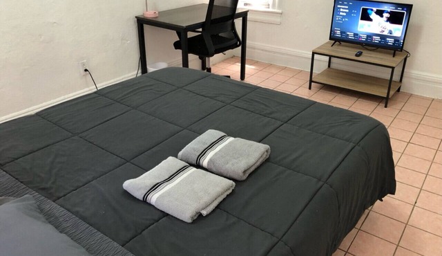 Private 2-bedroom apartment and New York City Manhattan only 15 mins away