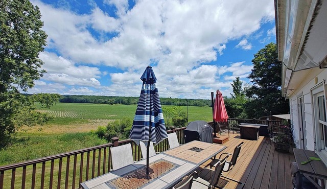 Quaint 4-bedroom farmhouse with a view!