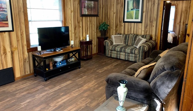 Quaint little farmhouse minutes away from Greers Ferry Lake