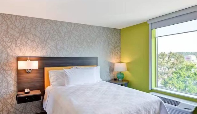 Queen 1BR Suite w/Kitchen, Outdoor Pool, Breakfast & Free Parking