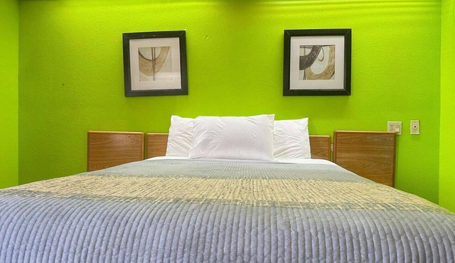 Queen Bed Accessible|Non-Smoking