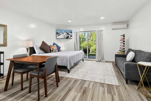 Recently Remodeled Ground Floor Studio Near Downtown Bend