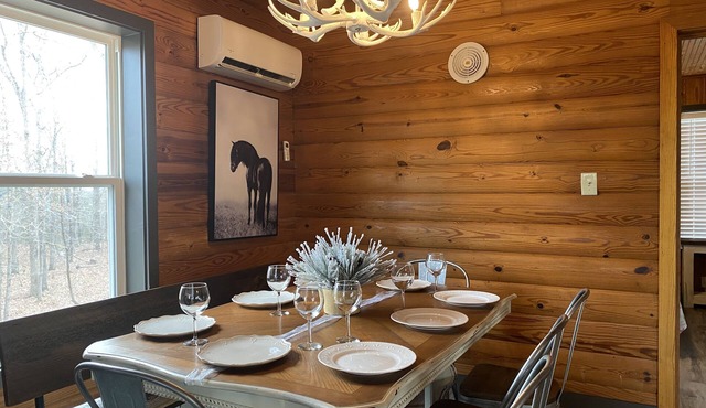 Ride 2 WPG trails, King, Mnt Cabin, Fast WiFi Firepit, Paved, Circle dr parking